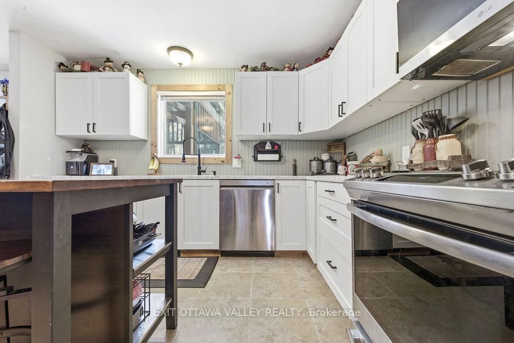 16 Heritage Drive • Petawawa, ON photo 8