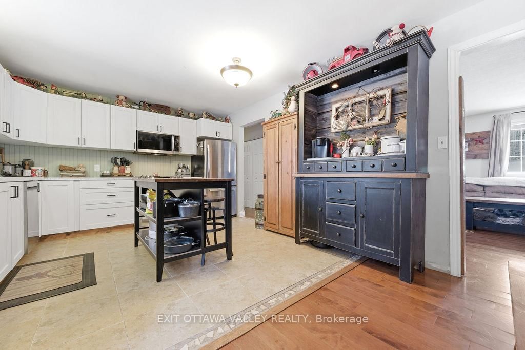 16 Heritage Drive • Petawawa, ON photo 9