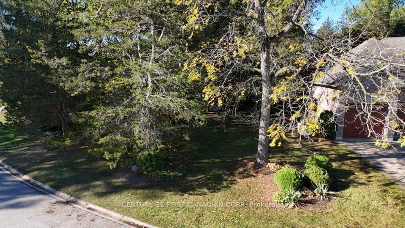 10137 Merrywood Dr, Lambton Shores, N0M 1T0 | Image 2