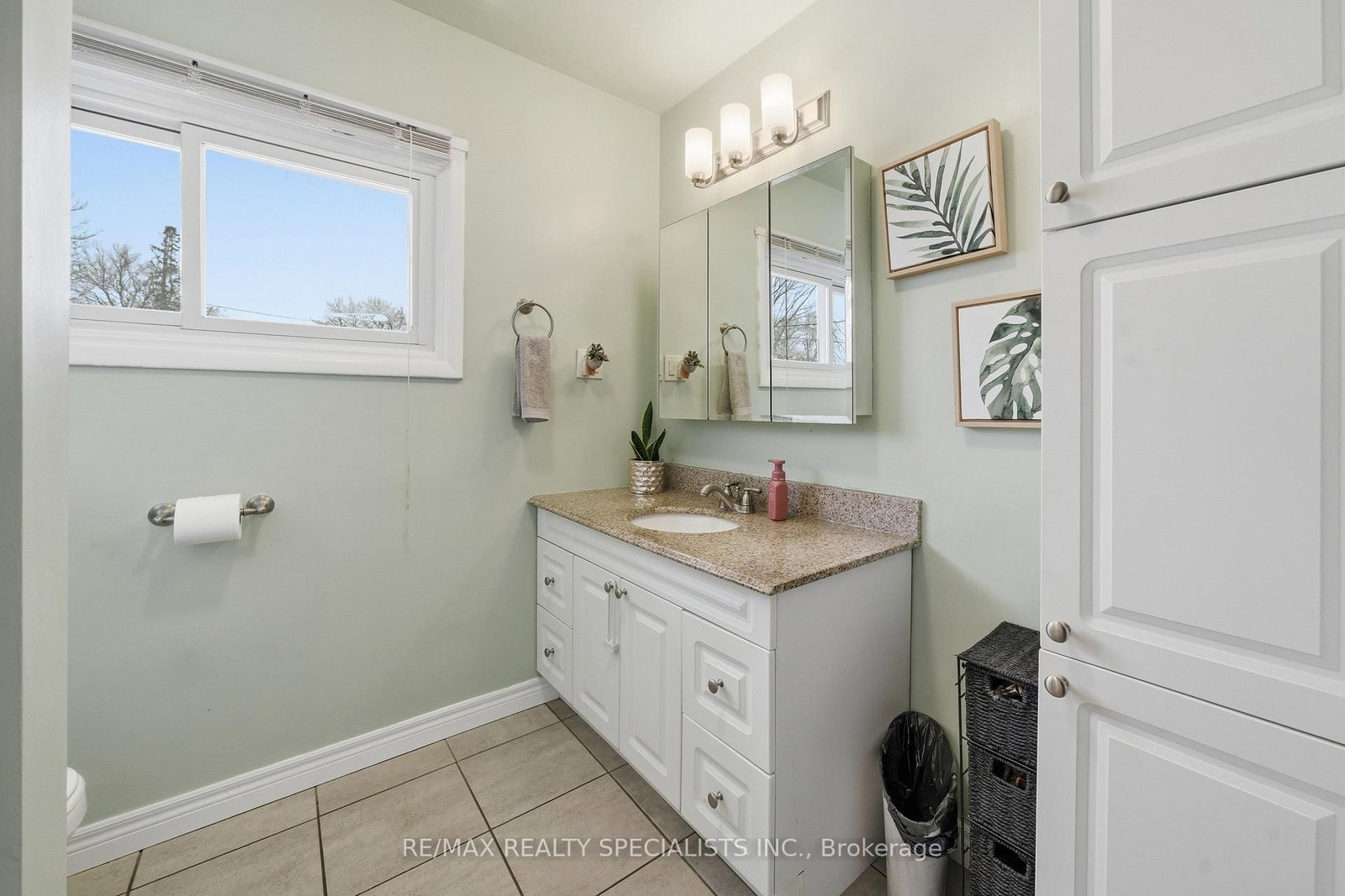 Detached House for sale at 302 King Street, Quinte West, Ontario, K8V 3X5 - Trenton Ward - MLS: X12830204