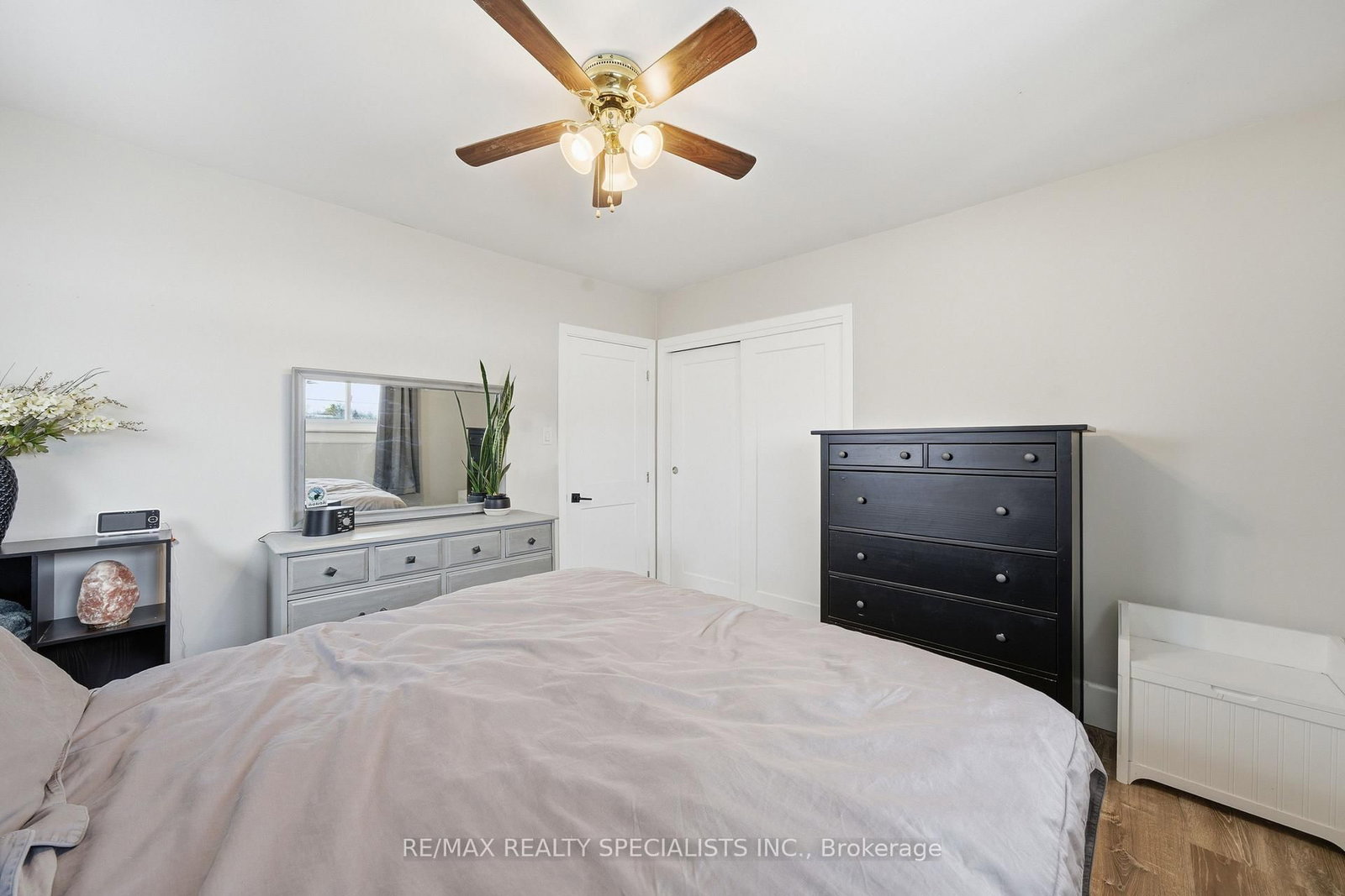 Detached House for sale at 302 King Street, Quinte West, Ontario, K8V 3X5 - Trenton Ward - MLS: X12830204