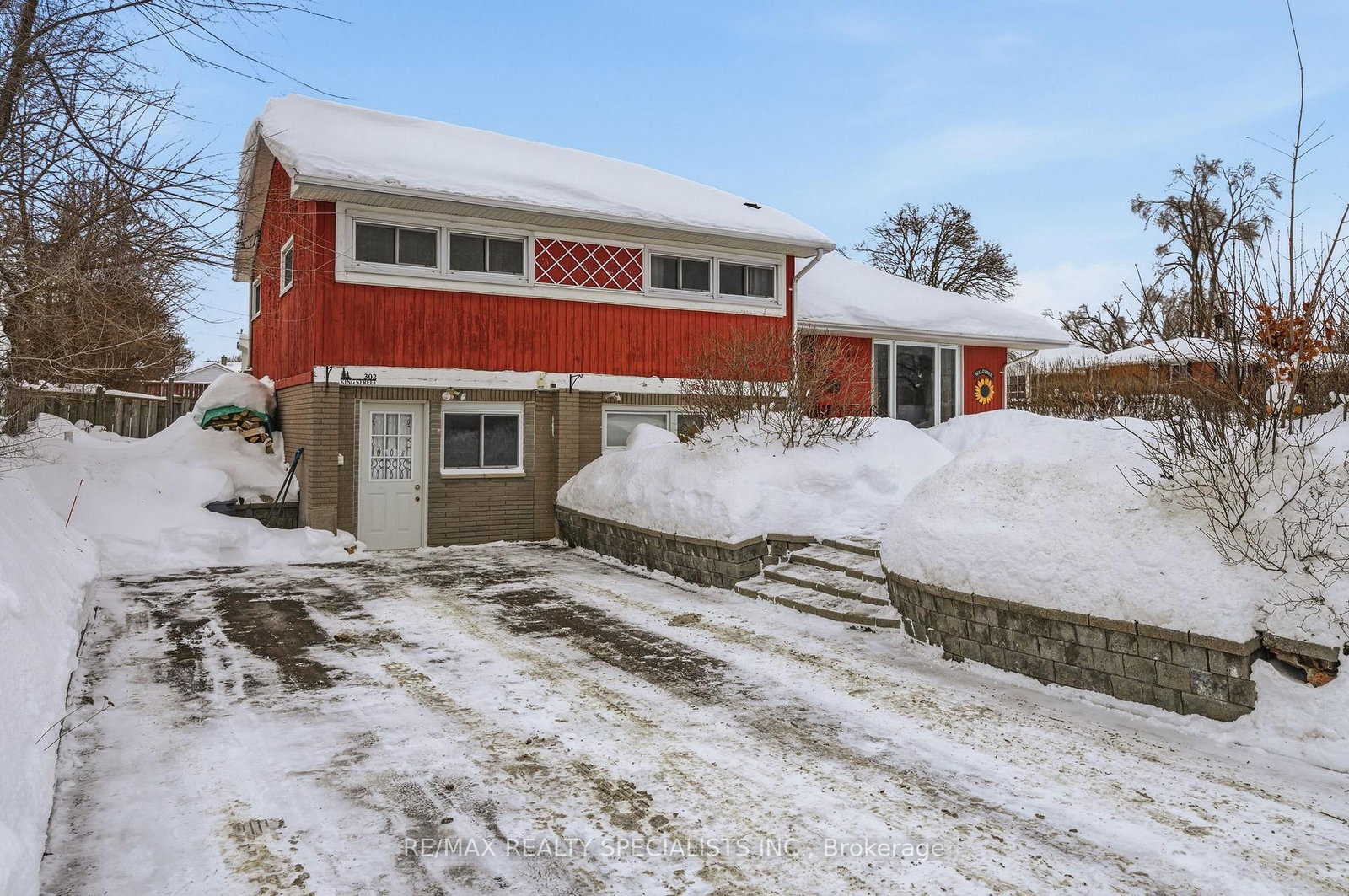 Detached House for sale at 302 King Street, Quinte West, Ontario, K8V 3X5 - Trenton Ward - MLS: X12830204
