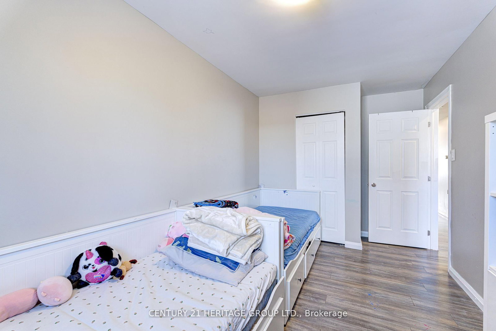 Semi-Detached House for sale at 92 Horning Drive, Hamilton, Ontario, L9C 6L1 - Fessenden - MLS: X12830308