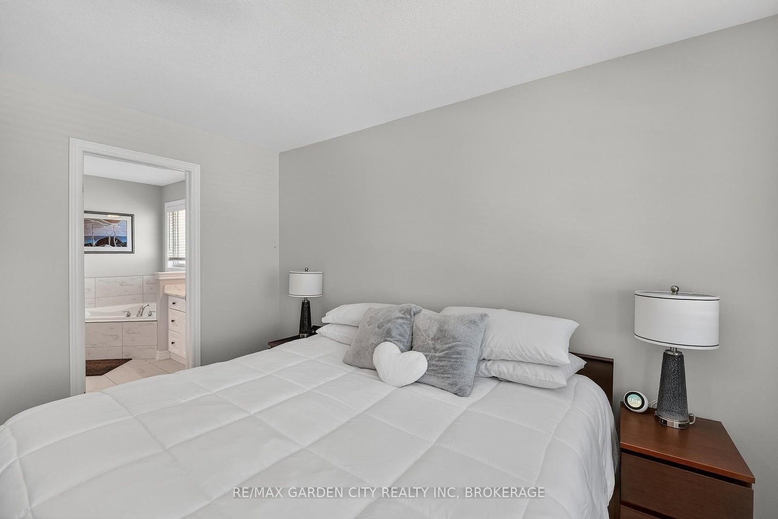 Detached House for sale at 4 Riley Avenue, Pelham, Ontario, L0S 1E6 - Fonthill - MLS: X12832542