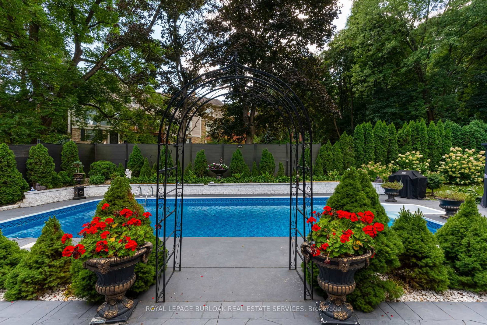 Detached House for sale at 28 Stonegate Drive, Hamilton, Ontario, L9G 3R7 - Ancaster - MLS: X12832932