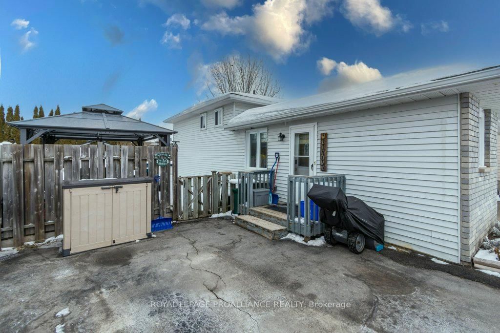 Detached House for sale at 8 Birch Street, Quinte West, Ontario, K8V 6J1 - Trenton Ward - MLS: X12833244