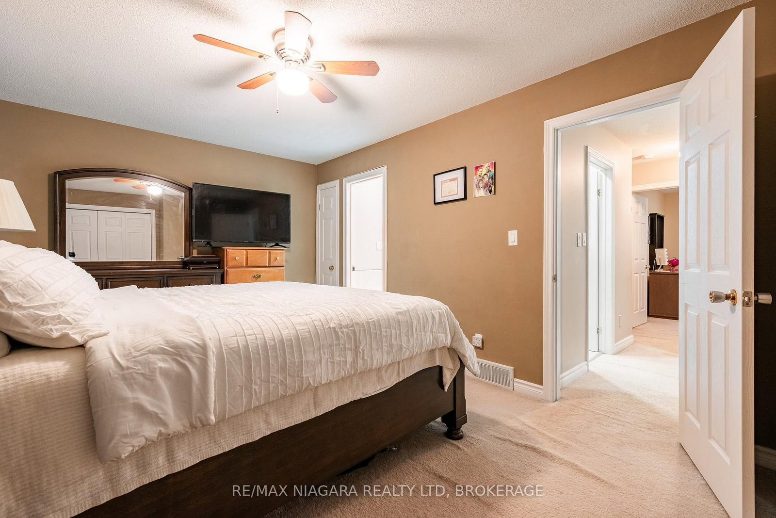 Semi-Detached House for sale at 201 Windsor Street, Welland, Ontario, L3C 7E3 - Broadway - MLS: X12833394