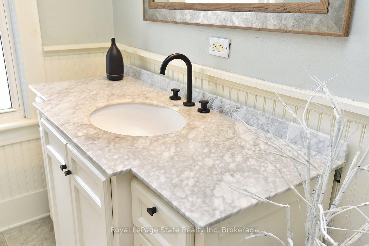 Detached House for sale at 24 Fitzgerald Street, St. Catharines, Ontario, L2R 4B3 - Downtown - MLS: X12834752