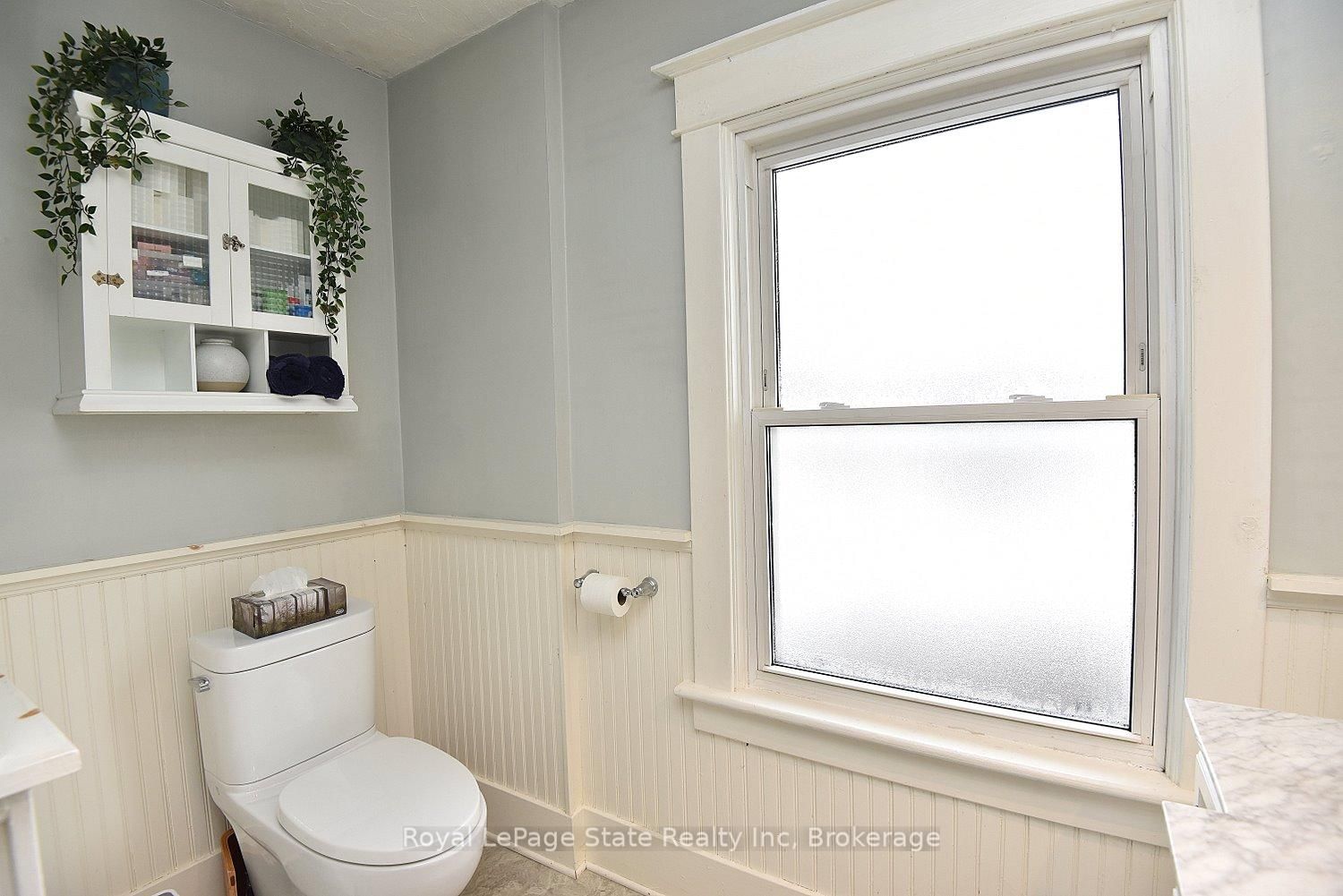 Detached House for sale at 24 Fitzgerald Street, St. Catharines, Ontario, L2R 4B3 - Downtown - MLS: X12834752