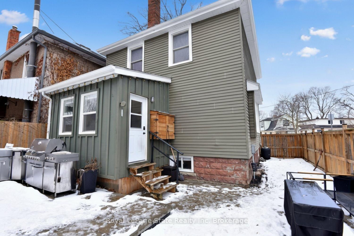 Detached House for sale at 24 Fitzgerald Street, St. Catharines, Ontario, L2R 4B3 - Downtown - MLS: X12834752