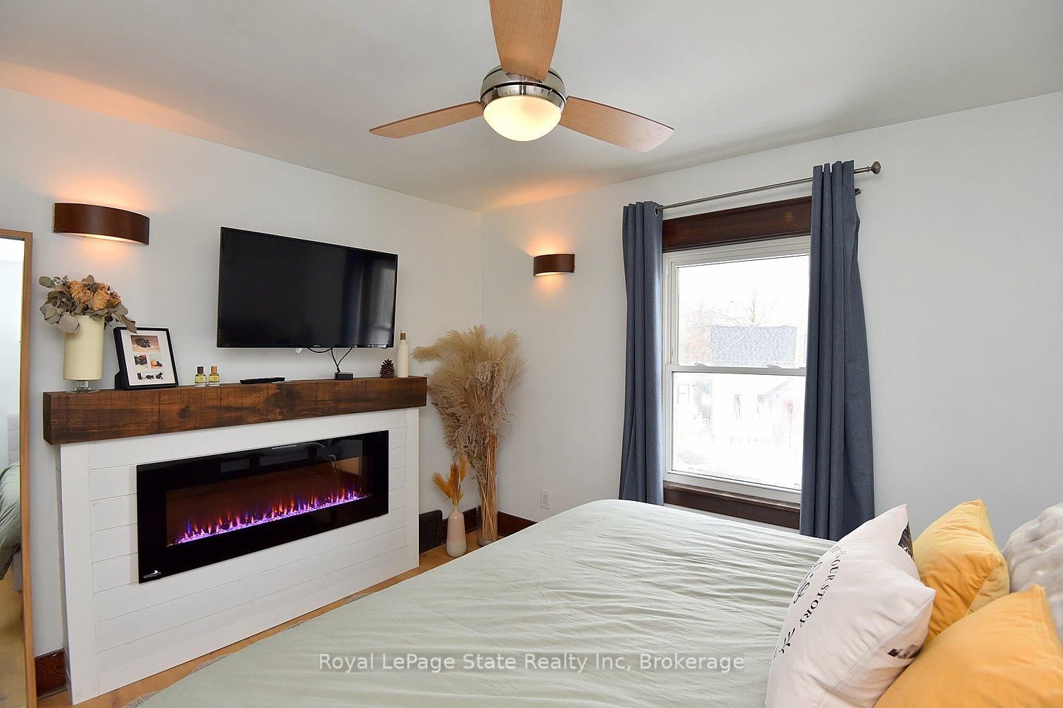 Detached House for sale at 24 Fitzgerald Street, St. Catharines, Ontario, L2R 4B3 - Downtown - MLS: X12834752