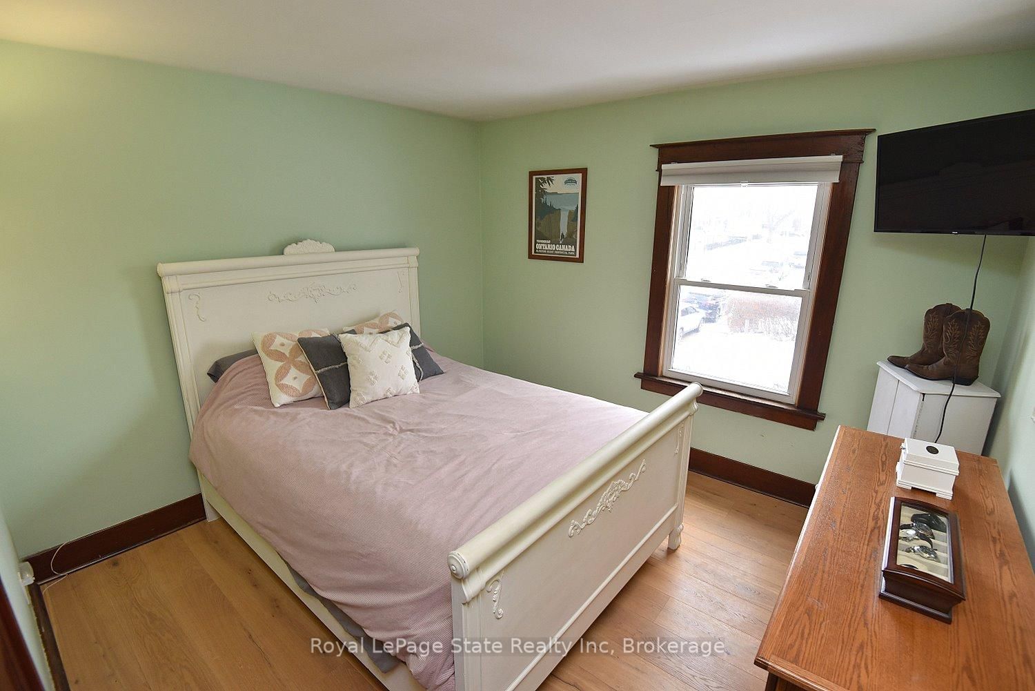 Detached House for sale at 24 Fitzgerald Street, St. Catharines, Ontario, L2R 4B3 - Downtown - MLS: X12834752