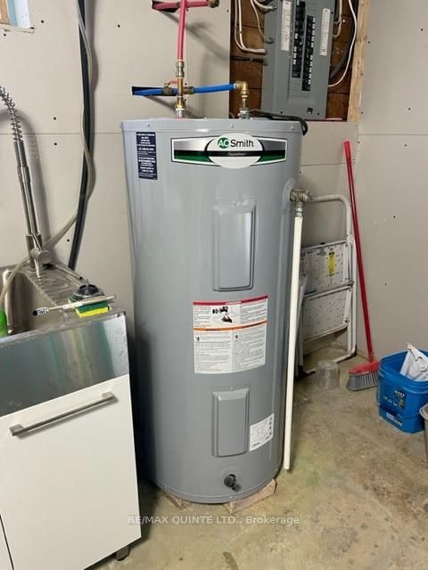 Detached House for sale at 42 Fourth Avenue, Quinte West, Ontario, K8V 5H7 - Trenton Ward - MLS: X12835172