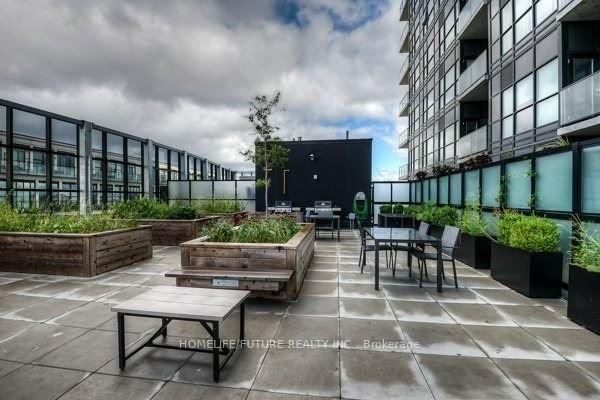 1712 - 1 Victoria Street S