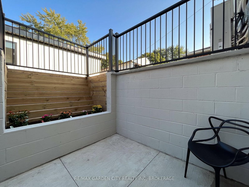 729 Queensdale Ave E, Hamilton, L8V 1M4 | Image 2