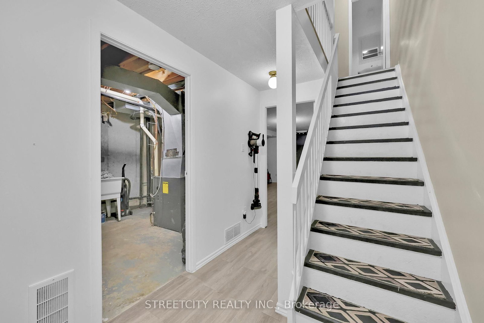 Townhouse for sale at 8-253 Taylor Street, London East, Ontario, N5Y 2J6 - East C - MLS: X12836000