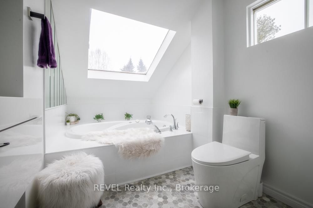 Detached House for sale at 3852 Highland Drive, Fort Erie, Ontario, L0S 1N0 - Ridgeway - MLS: X12836116