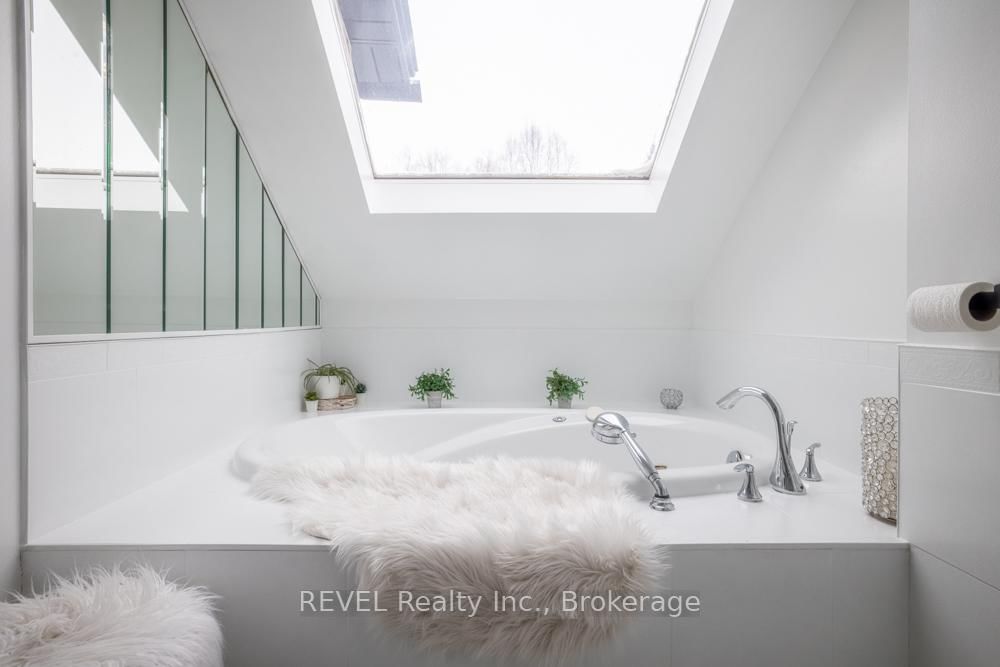 Detached House for sale at 3852 Highland Drive, Fort Erie, Ontario, L0S 1N0 - Ridgeway - MLS: X12836116