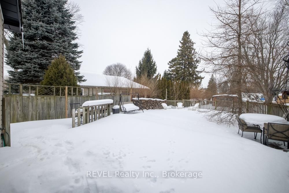 Detached House for sale at 3852 Highland Drive, Fort Erie, Ontario, L0S 1N0 - Ridgeway - MLS: X12836116