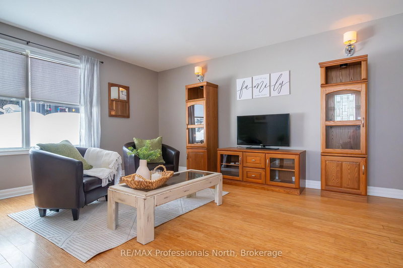 10 Florence St W, Huntsville, P1H 1T2 | Image 2