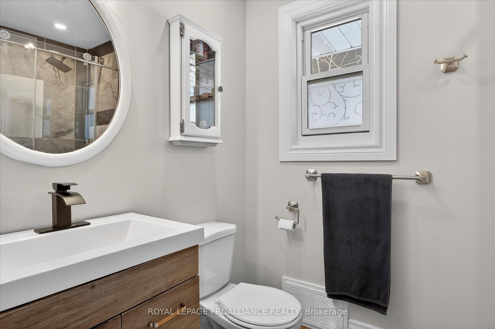 Detached House for sale at 960 Weller Street, Peterborough, Ontario, K9J 4Y2 - Monaghan Ward 2 - MLS: X12838398