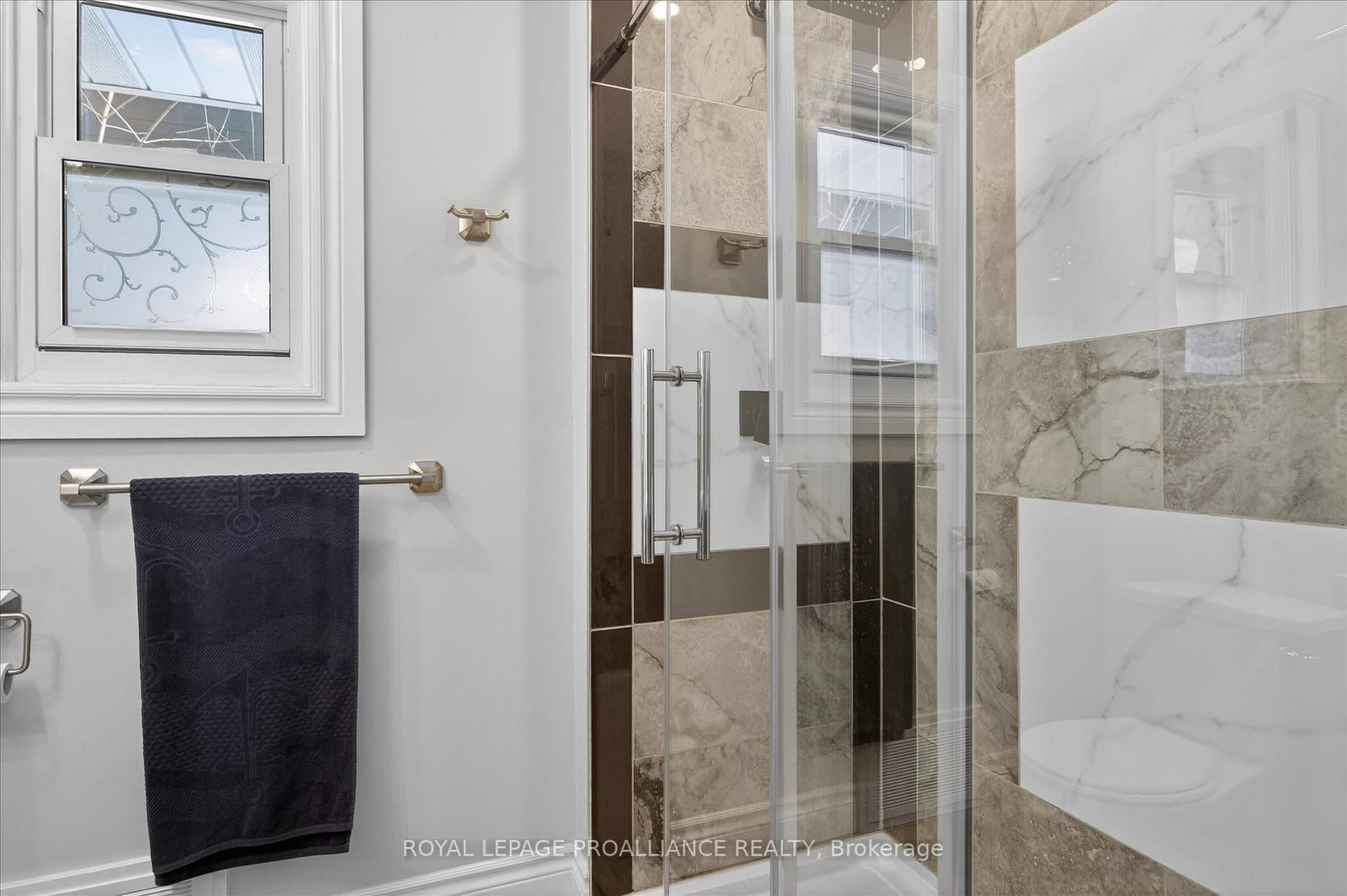 Detached House for sale at 960 Weller Street, Peterborough, Ontario, K9J 4Y2 - Monaghan Ward 2 - MLS: X12838398