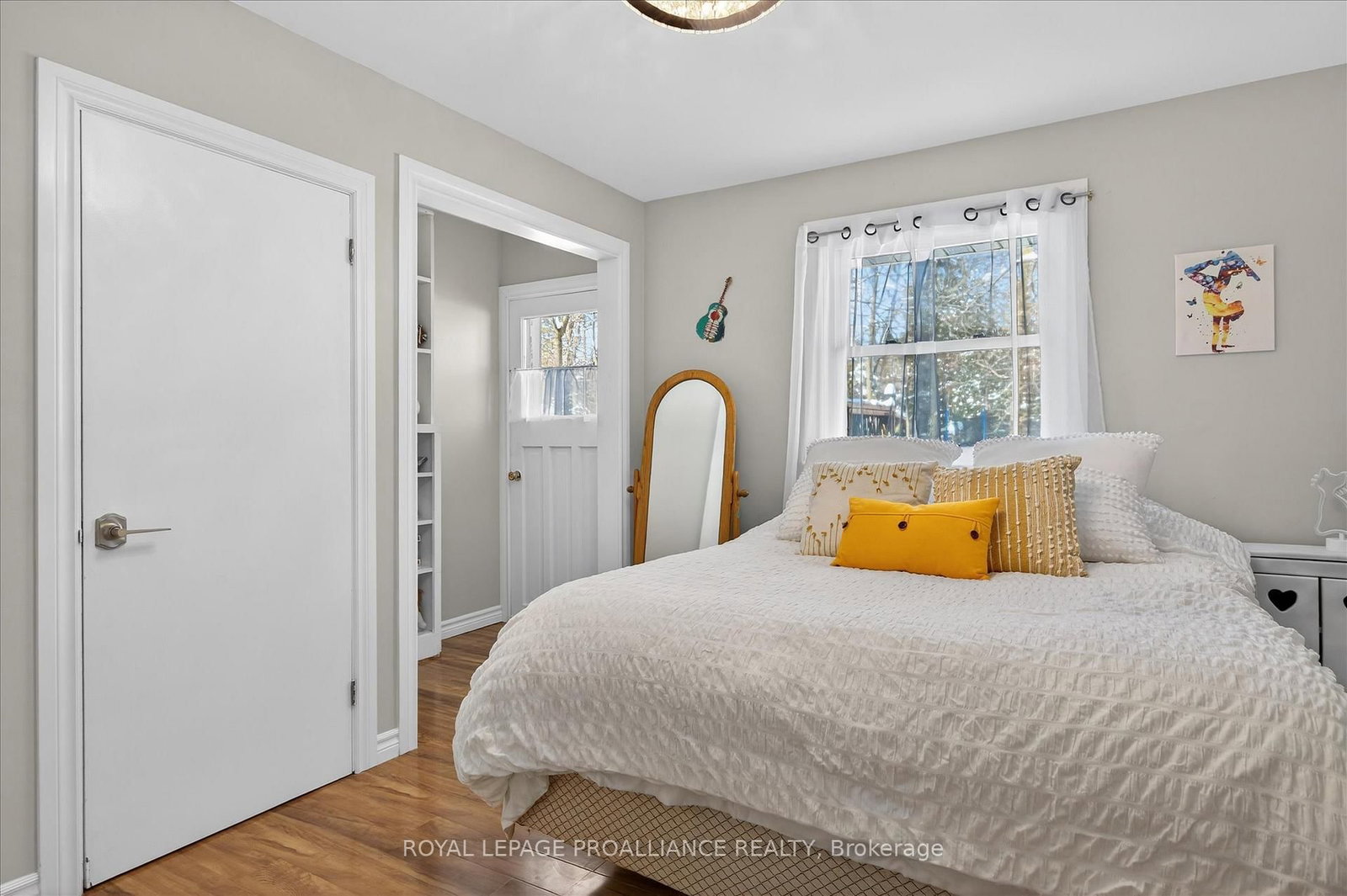 Detached House for sale at 960 Weller Street, Peterborough, Ontario, K9J 4Y2 - Monaghan Ward 2 - MLS: X12838398