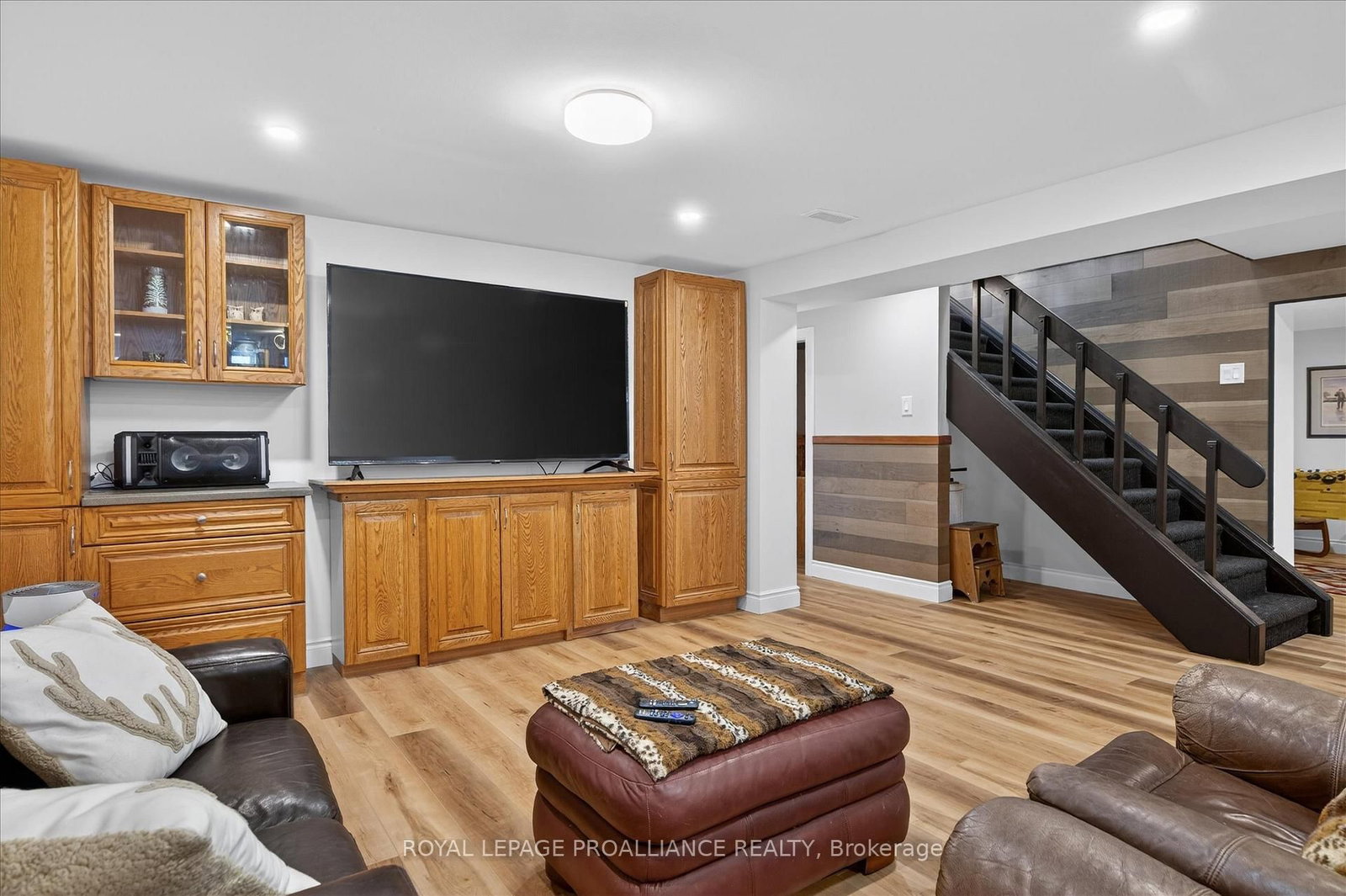 Detached House for sale at 960 Weller Street, Peterborough, Ontario, K9J 4Y2 - Monaghan Ward 2 - MLS: X12838398