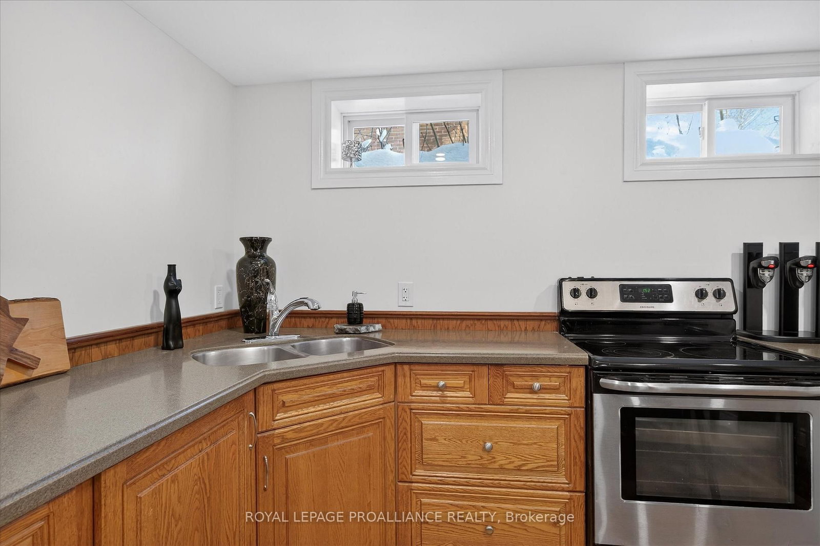 Detached House for sale at 960 Weller Street, Peterborough, Ontario, K9J 4Y2 - Monaghan Ward 2 - MLS: X12838398