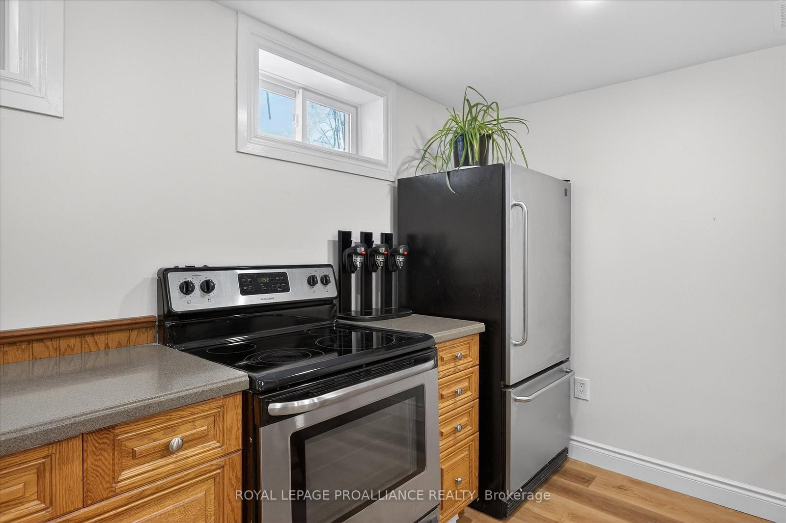 Detached House for sale at 960 Weller Street, Peterborough, Ontario, K9J 4Y2 - Monaghan Ward 2 - MLS: X12838398