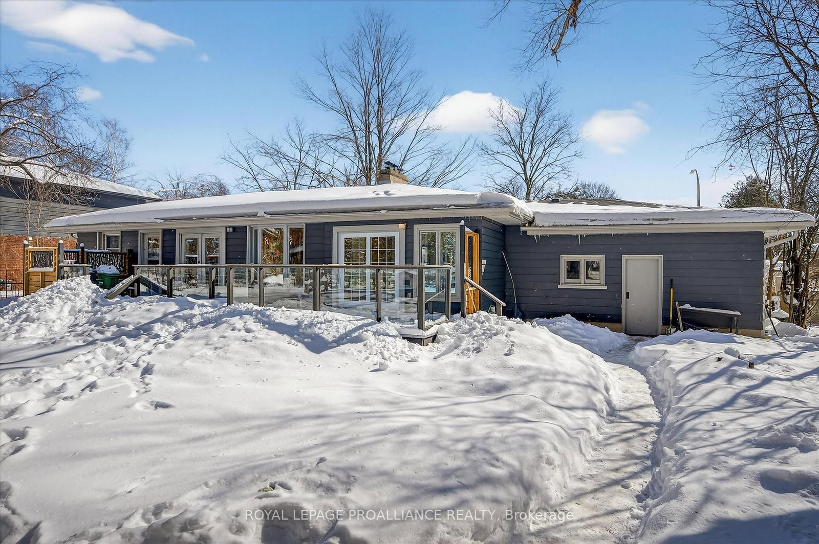 Detached House for sale at 960 Weller Street, Peterborough, Ontario, K9J 4Y2 - Monaghan Ward 2 - MLS: X12838398