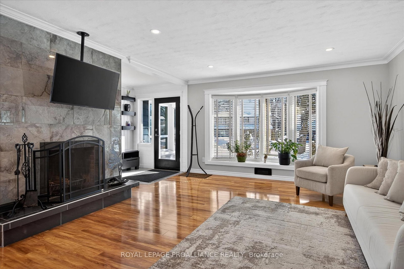 Detached House for sale at 960 Weller Street, Peterborough, Ontario, K9J 4Y2 - Monaghan Ward 2 - MLS: X12838398