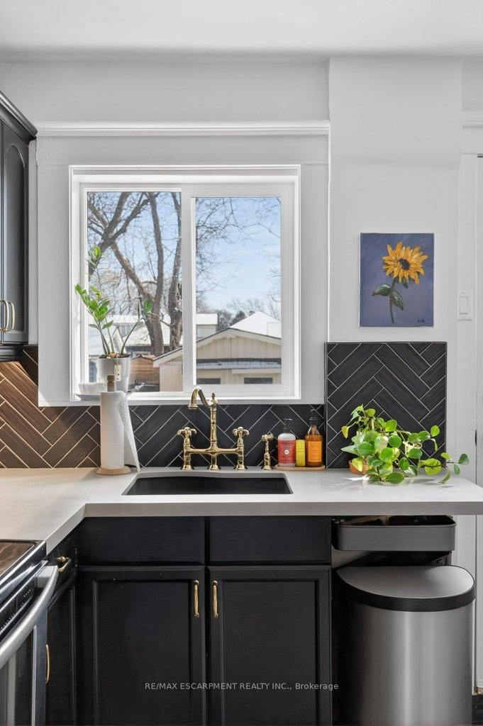 Detached House for sale at 53 East 21st Street, Hamilton, Ontario, L8V 2T3 - Eastmount - MLS: X12841918