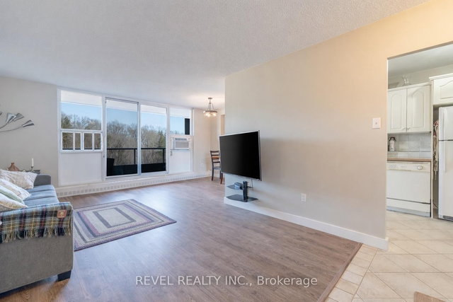 909 - 1968 Main Street W