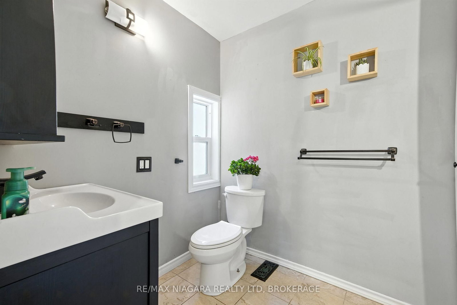 Detached House for sale at 4 Woodland Avenue, St. Catharines, Ontario, L2R 5A2 - Downtown - MLS: X12843020