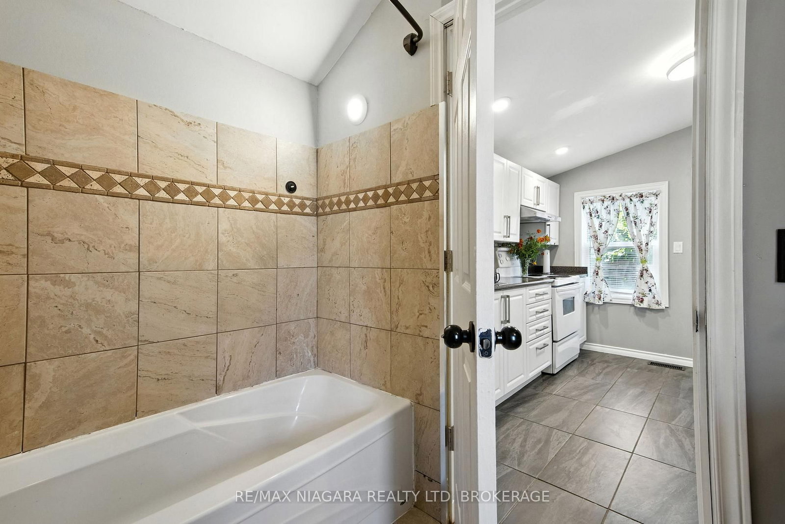 Detached House for sale at 4 Woodland Avenue, St. Catharines, Ontario, L2R 5A2 - Downtown - MLS: X12843020