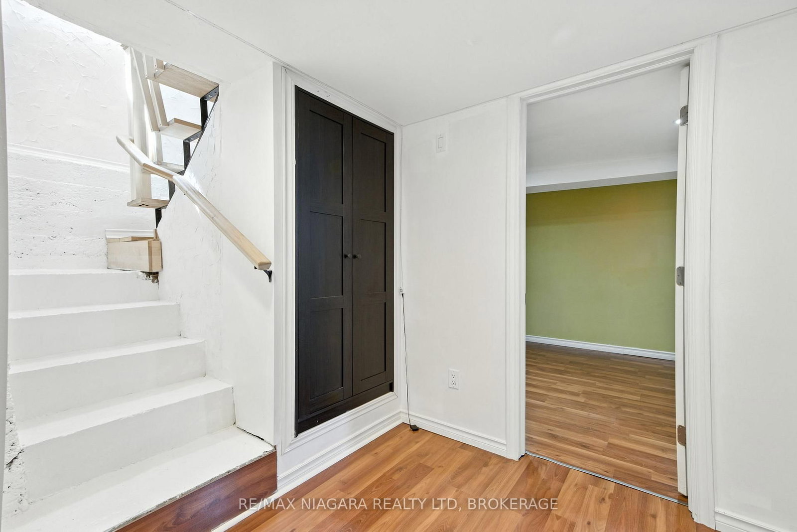 Detached House for sale at 4 Woodland Avenue, St. Catharines, Ontario, L2R 5A2 - Downtown - MLS: X12843020