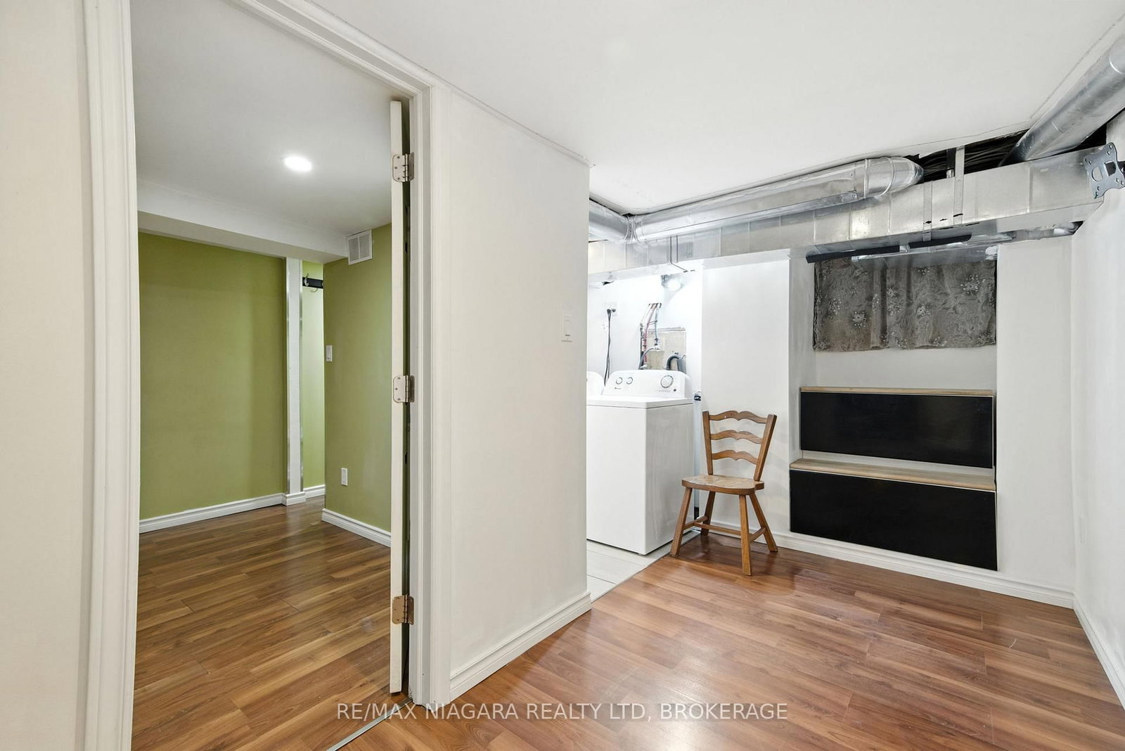 Detached House for sale at 4 Woodland Avenue, St. Catharines, Ontario, L2R 5A2 - Downtown - MLS: X12843020