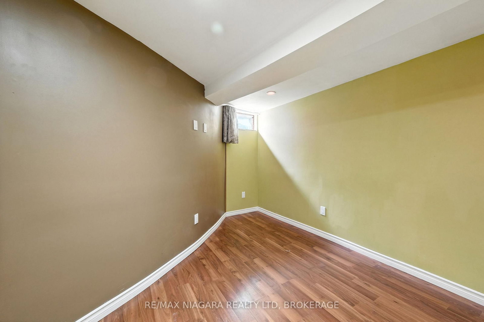 Detached House for sale at 4 Woodland Avenue, St. Catharines, Ontario, L2R 5A2 - Downtown - MLS: X12843020