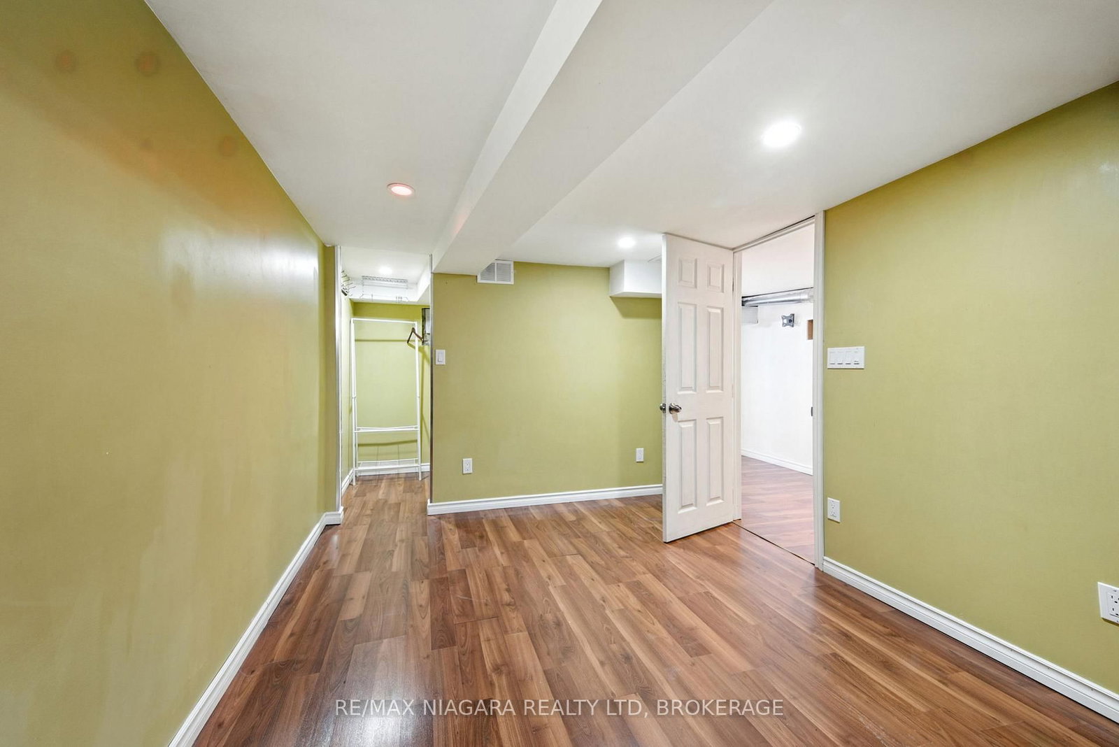 Detached House for sale at 4 Woodland Avenue, St. Catharines, Ontario, L2R 5A2 - Downtown - MLS: X12843020