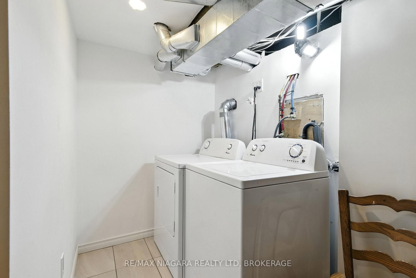 Detached House for sale at 4 Woodland Avenue, St. Catharines, Ontario, L2R 5A2 - Downtown - MLS: X12843020