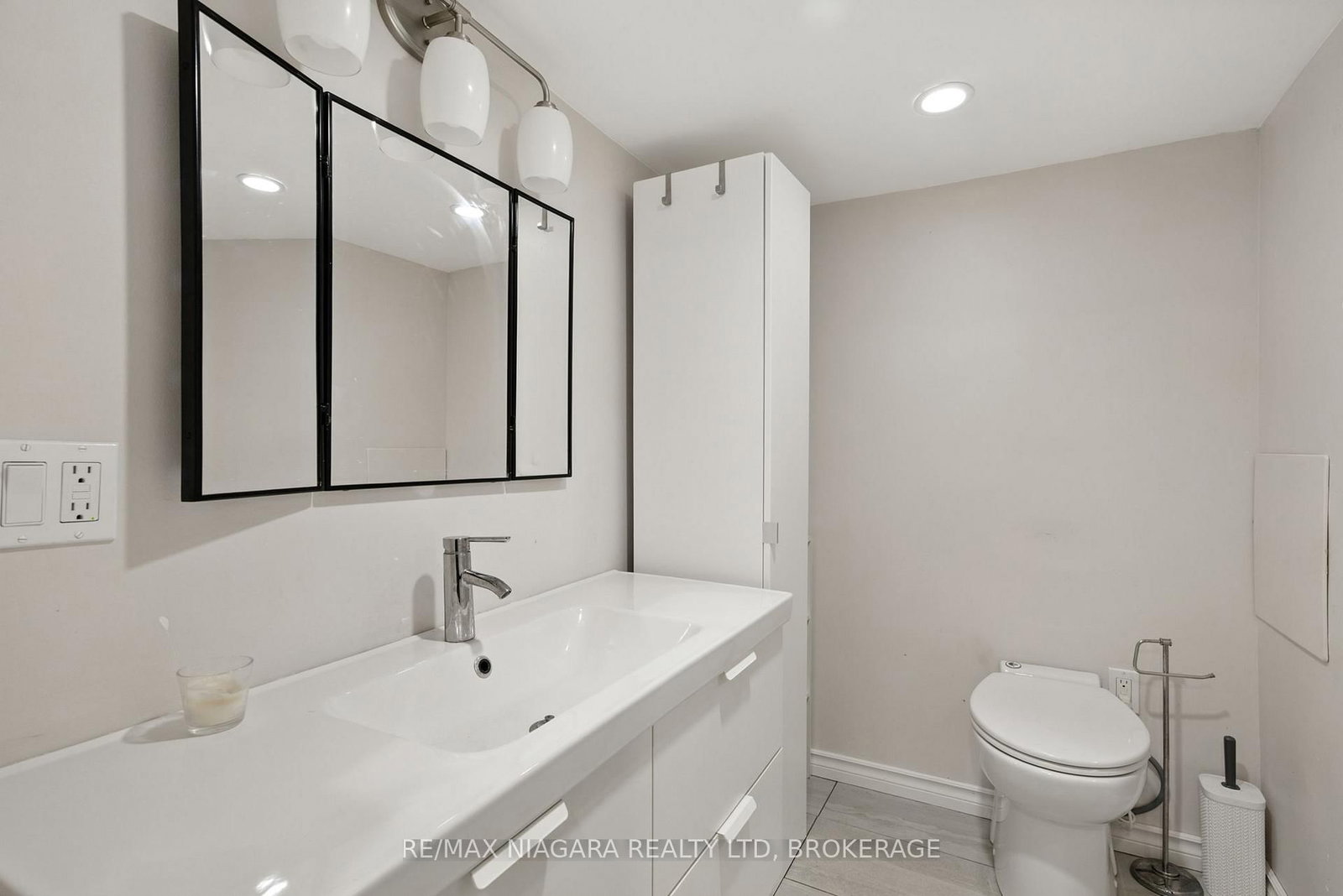 Detached House for sale at 4 Woodland Avenue, St. Catharines, Ontario, L2R 5A2 - Downtown - MLS: X12843020