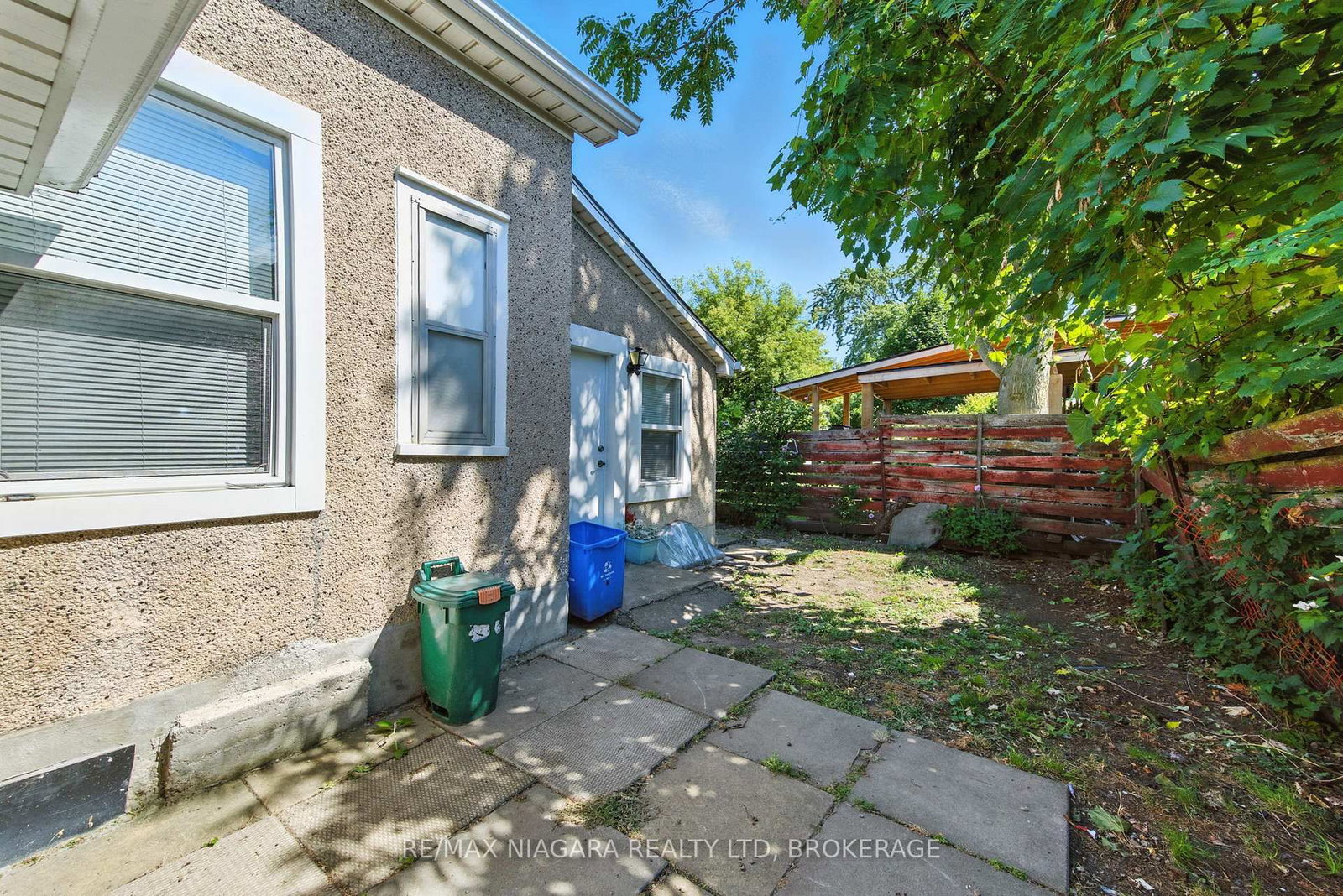Detached House for sale at 4 Woodland Avenue, St. Catharines, Ontario, L2R 5A2 - Downtown - MLS: X12843020