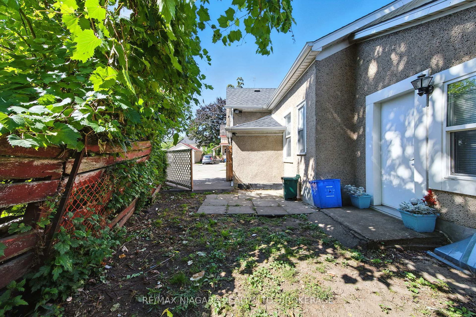 Detached House for sale at 4 Woodland Avenue, St. Catharines, Ontario, L2R 5A2 - Downtown - MLS: X12843020