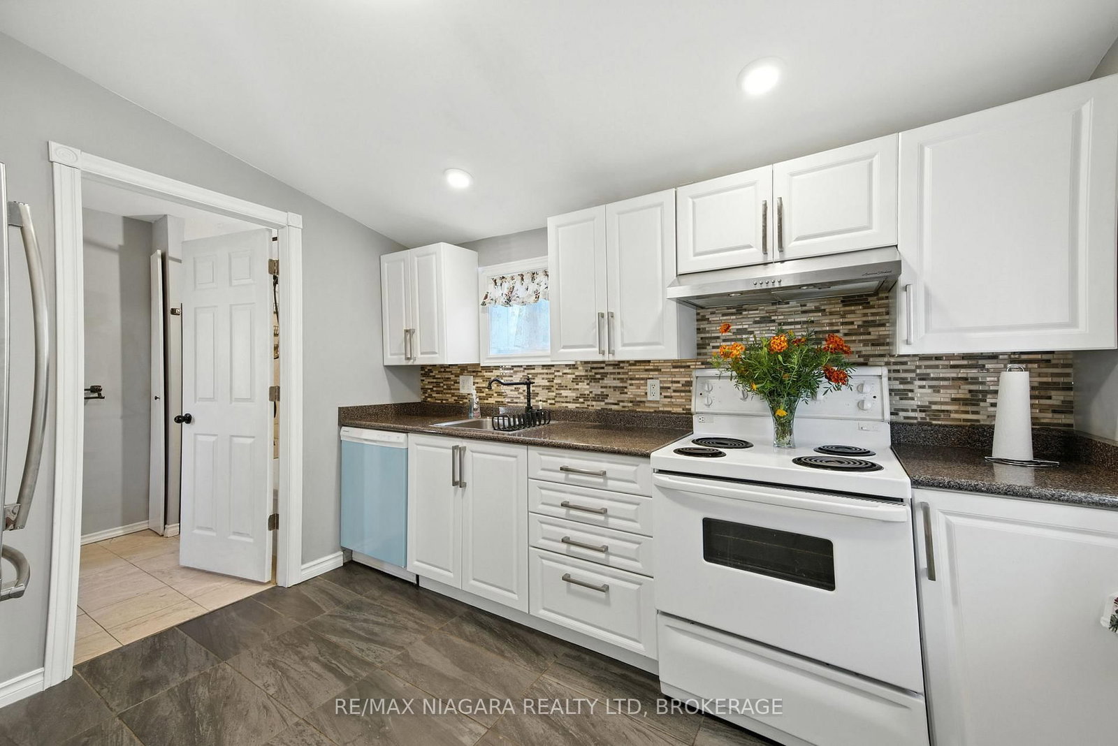 Detached House for sale at 4 Woodland Avenue, St. Catharines, Ontario, L2R 5A2 - Downtown - MLS: X12843020