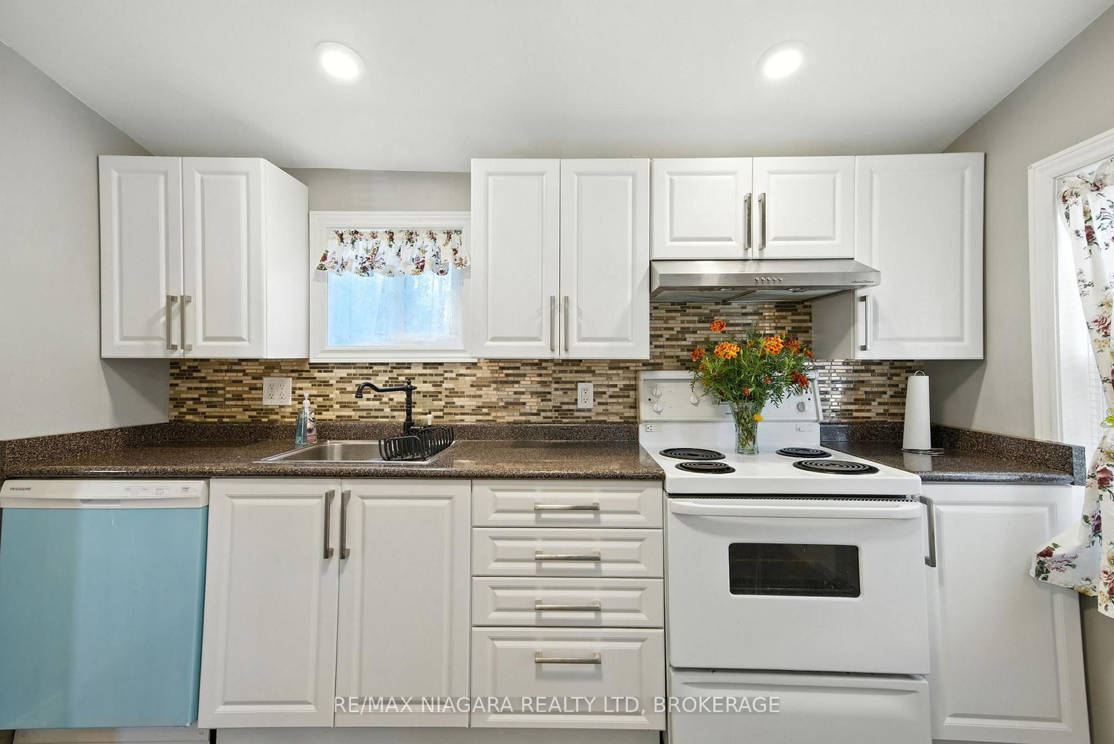 Detached House for sale at 4 Woodland Avenue, St. Catharines, Ontario, L2R 5A2 - Downtown - MLS: X12843020