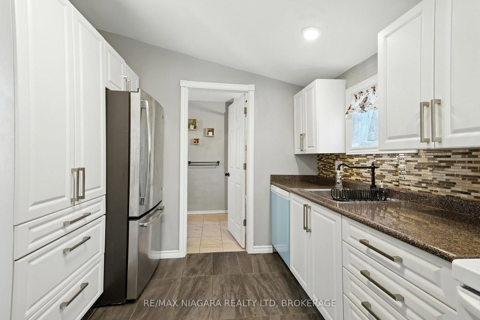 Detached House for sale at 4 Woodland Avenue, St. Catharines, Ontario, L2R 5A2 - Downtown - MLS: X12843020