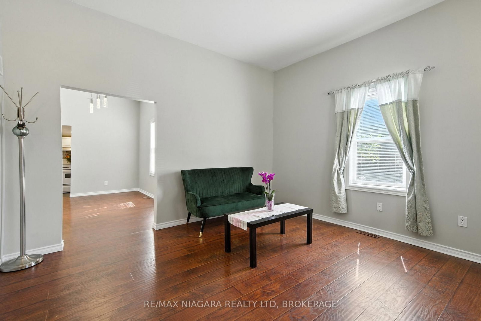 Detached House for sale at 4 Woodland Avenue, St. Catharines, Ontario, L2R 5A2 - Downtown - MLS: X12843020