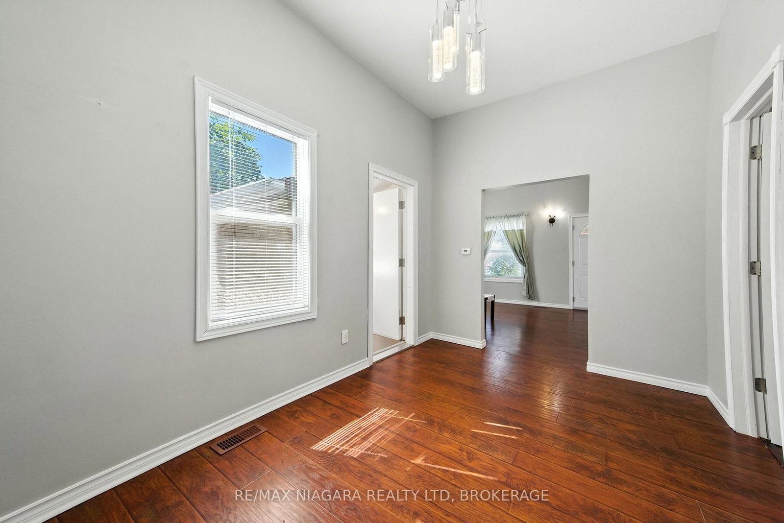 Detached House for sale at 4 Woodland Avenue, St. Catharines, Ontario, L2R 5A2 - Downtown - MLS: X12843020