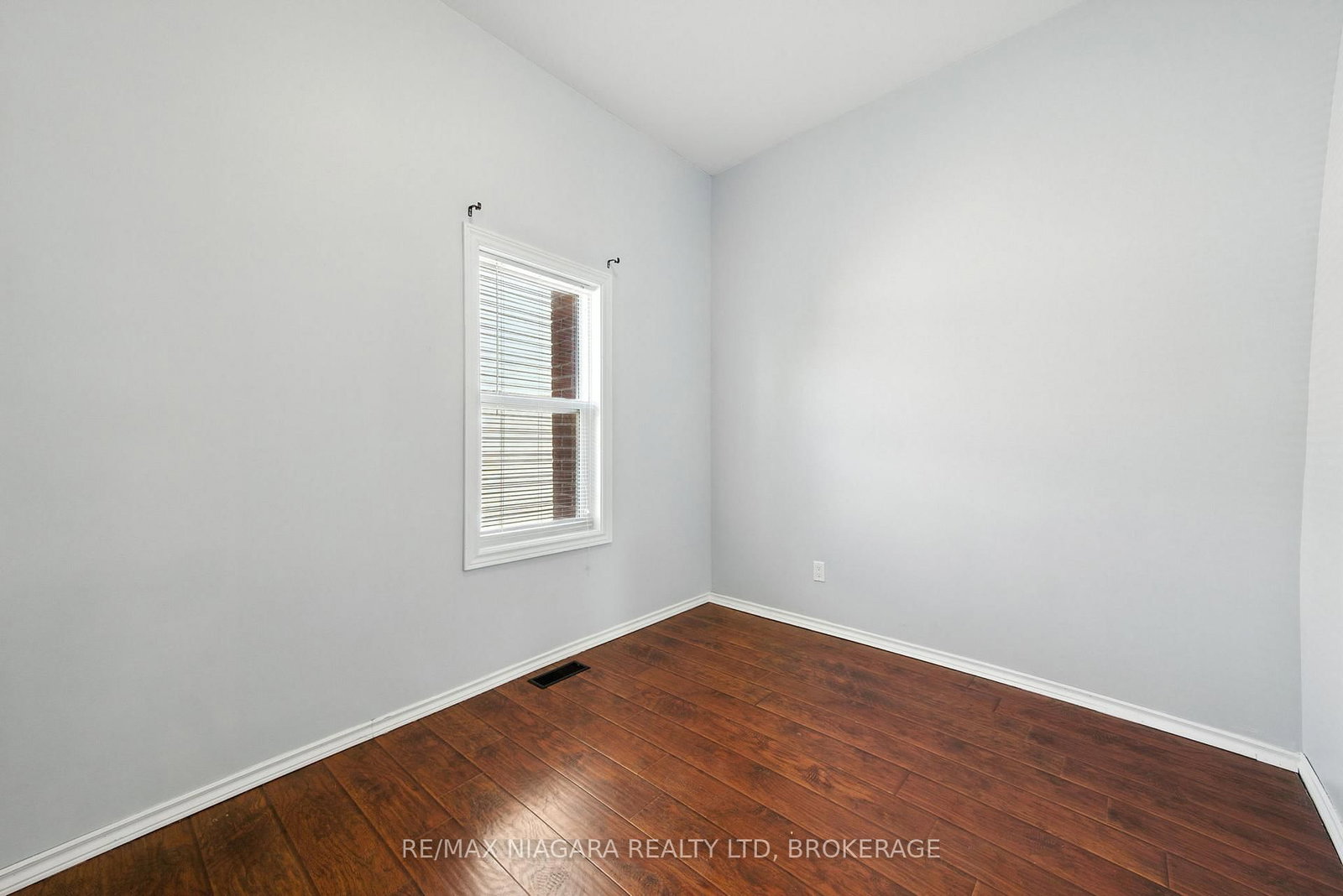 Detached House for sale at 4 Woodland Avenue, St. Catharines, Ontario, L2R 5A2 - Downtown - MLS: X12843020